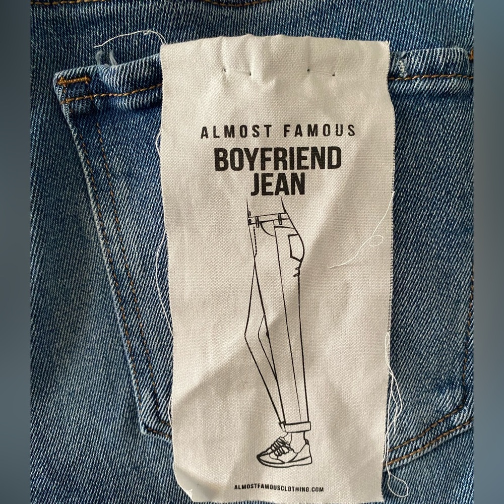 NWT. Almost Famous Boyfriend Jeans. Size 3 - Picture 4 of 9